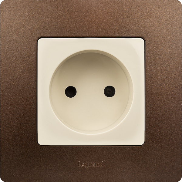 Купить Legrand Etika Слоновая кость Розетка б/з со шторками, винтовые клеммы 672334