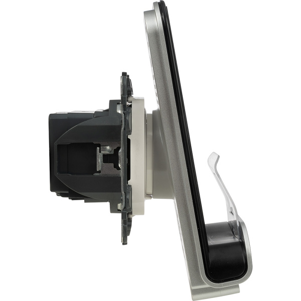 Купить Legrand Valena Allure Беспроводное зарядное устройство Qi 1А с дополнительным разьемом USB A 5В 2,4А. 755114