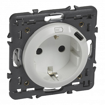 Legrand Celiane Бел Розетка комбинированная 2К+З 16А ~250В со встр зар устройством USB C 1.5А 5В с лицевой панелью и суппортом 068119