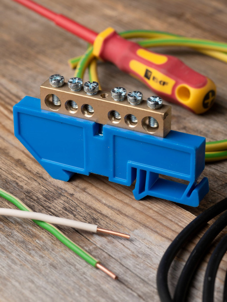 Купить EKF PROxima Шина "0" N (8х12мм) 6 отверстий латунь синий изолятор на DIN-рейку