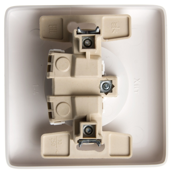 Купить Systeme Electric Wessen ХИТ внутр Бел Розетка б/з со шторками, 16А, 250В