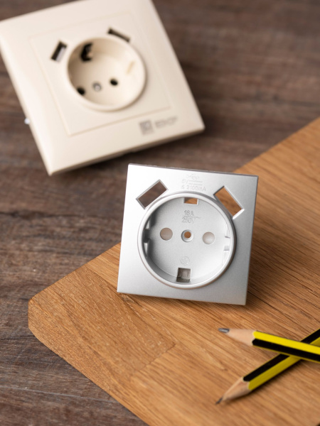 Купить EKF PROxima Валенсия лицевая панель розетки 1-местной с/з 16А сталь с защ. штор. с 2 USB 2,1А