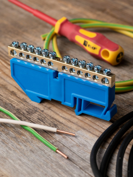 Купить EKF PROxima Шина "0" N (6х9мм) 12 отверстий латунь синий изолятор на DIN-рейку