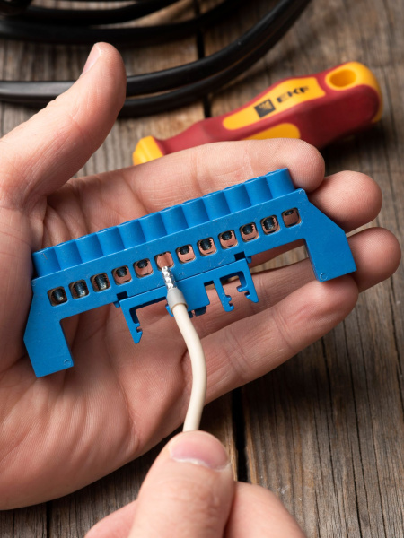 Купить EKF PROxima Шина "0" N (6х9мм) 12 отверстий латунь синий нейлоновый корпус комбинированный