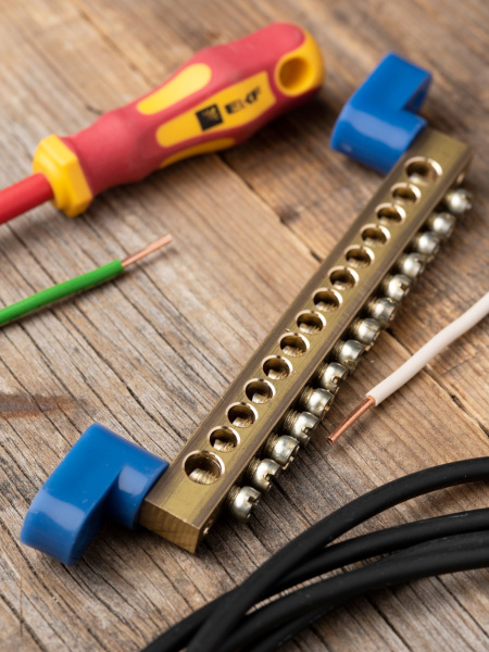 Купить EKF PROxima Шина "0" N (8х12мм) 14 отверстий латунь 2 синих угловых изолятора