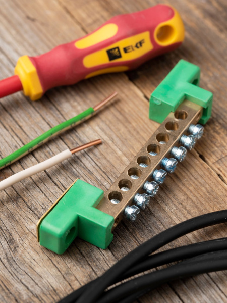 Купить EKF PROxima Шина "0" PE 6x9мм 8 отверстий латунь с контактной пластиной 2 зелёных угловых изолятора