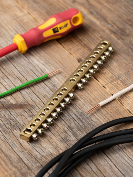 Купить EKF PROxima Шина PEN "ноль-земля" (6х9мм) 18 отверстий латунь крепеж по центру