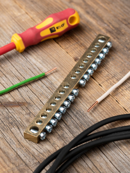 Купить EKF PROxima Шина PEN "ноль-земля" (8х12мм) 16 отверстий латунь крепеж по центру