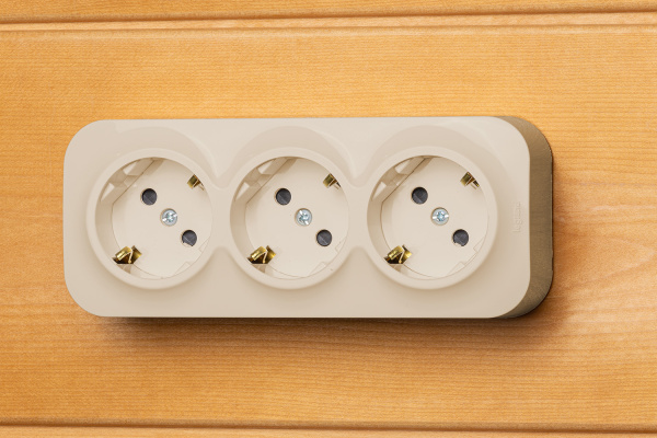 Купить Legrand Quteo IP 20 Слоновая кость Розеточный блок с предварительным подключением 3 x 2К+З с защитными шторками - 16 A - 250 В~ 782268