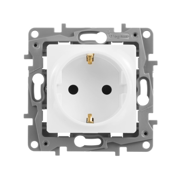 Купить Legrand Etika Бел Розетка с/з со шторками, винт. клем. 672222