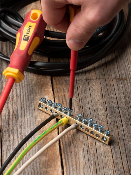 Купить EKF PROxima Шина PEN "ноль-земля" (6х9мм) 12 отверстий латунь крепеж по центру