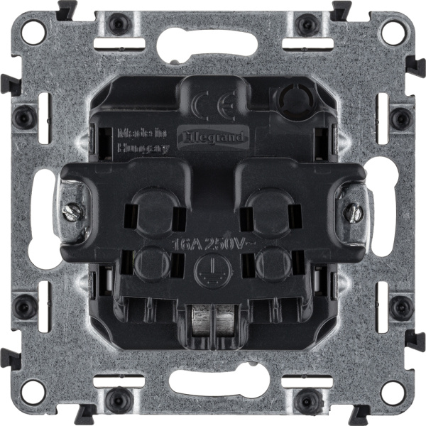 Купить Legrand Valena ALLURE DIY Алюм Розетка 1-ая с/з с защитными шторками, винт.зажим 753924