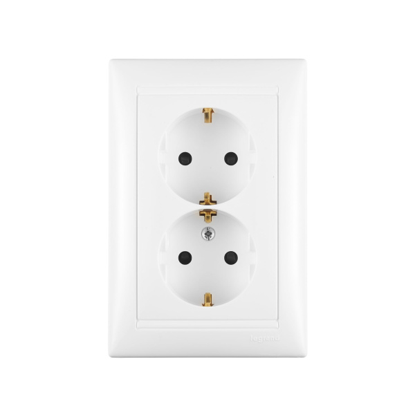 Купить Legrand DIY Valena Бел Розетка 2-ая с/з с защитными шторками литая 694282
