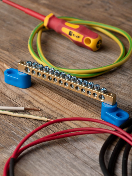 Купить EKF PROxima Шина "0" N (6х9мм) 14 отверстий латунь 2 синих угловых изолятора