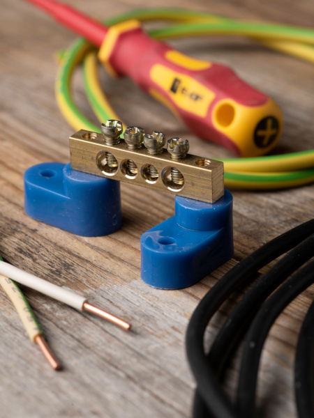 Купить EKF PROxima Шина "0" N (6х9мм) 4 отверстия латунь 2 синих угловых изолятора